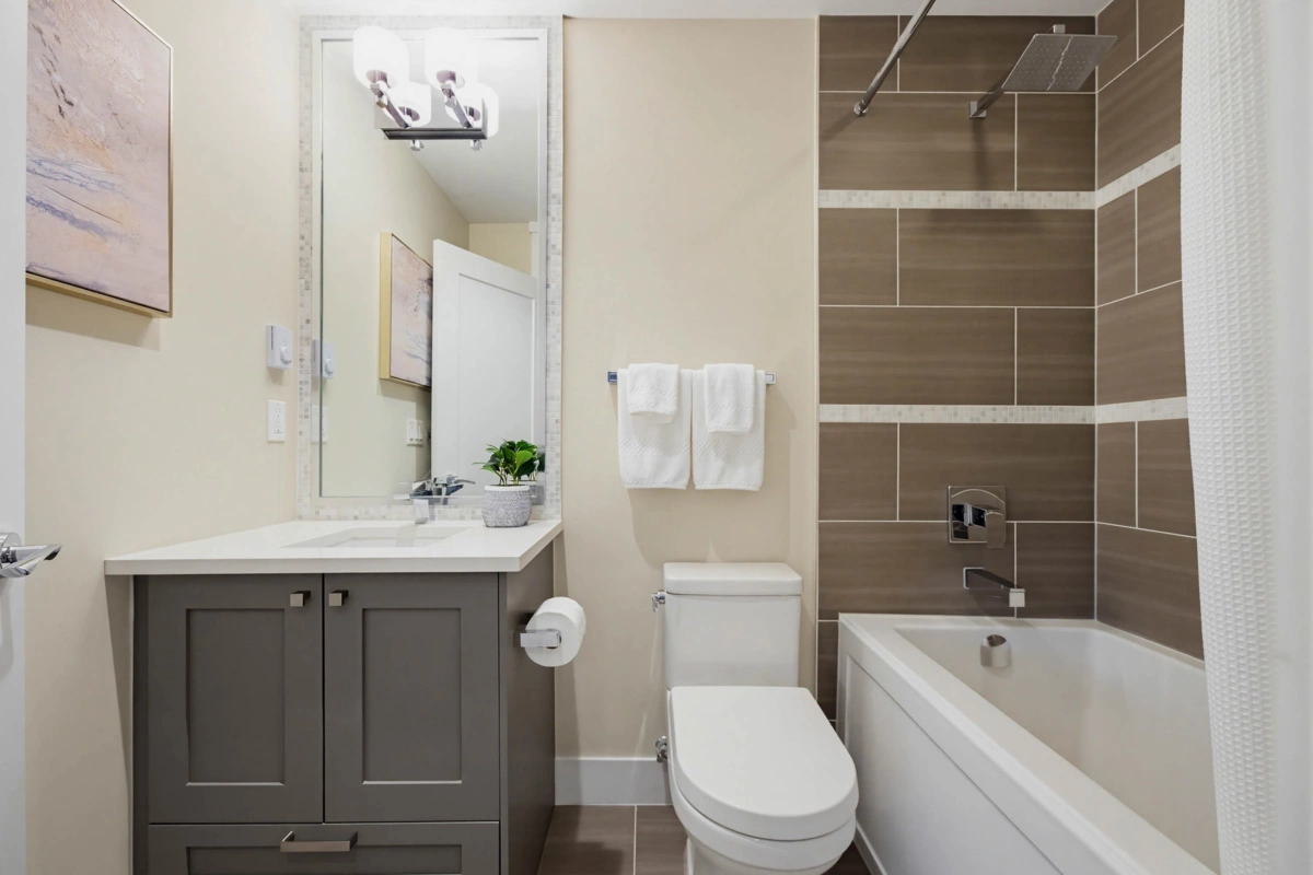 Hallway Photo of 208 14855 Thrift Avenue, White Rock, BC