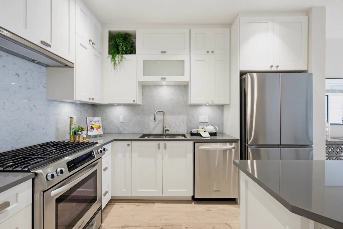 Kitchen Island Photo of 208 14855 Thrift Avenue, White Rock, BC