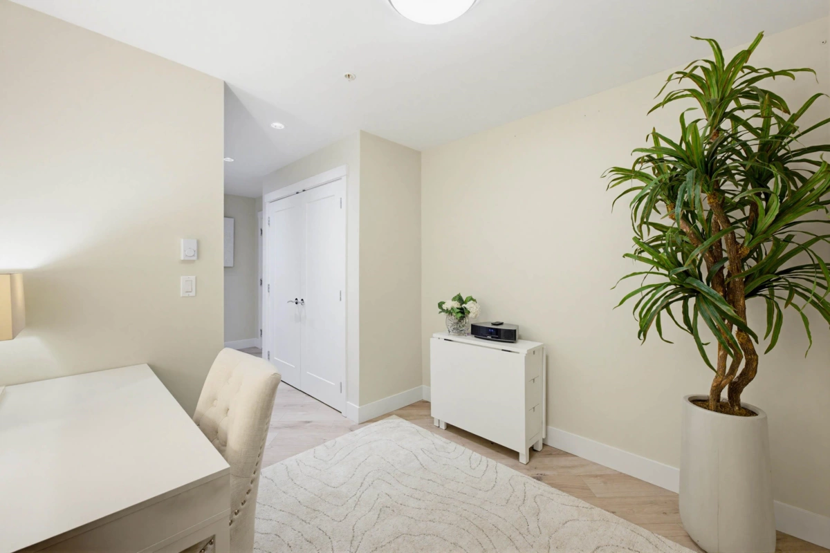 Outdoor Patio Photo of 208 14855 Thrift Avenue, White Rock, BC