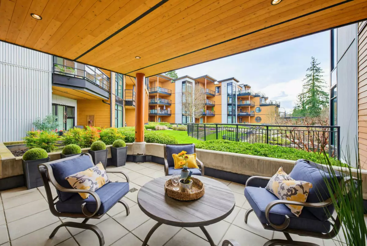 Swimming Pool Photo of 208 14855 Thrift Avenue, White Rock, BC