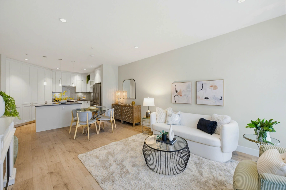 Walk-In Closet Photo of 208 14855 Thrift Avenue, White Rock, BC