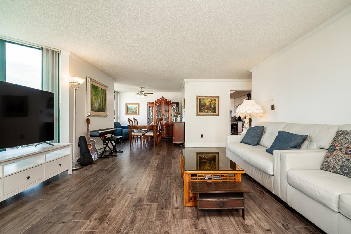 Kitchen Island Photo of 905 1190 Pipeline Road, Coquitlam, BC