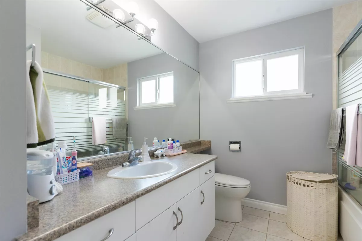 Mudroom Photo of 14135 90a Avenue, Surrey, BC