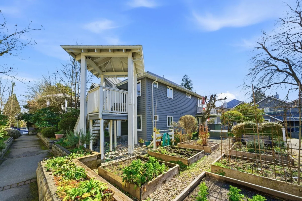 Entry Foyer Photo of 203 1538 Bowser Avenue, North Vancouver, BC