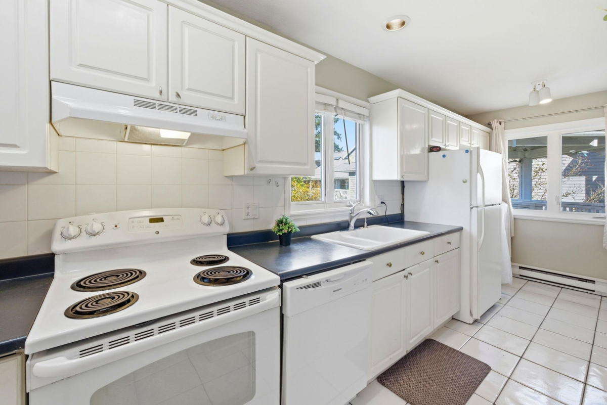 Kitchen Island Photo of 203 1538 Bowser Avenue, North Vancouver, BC
