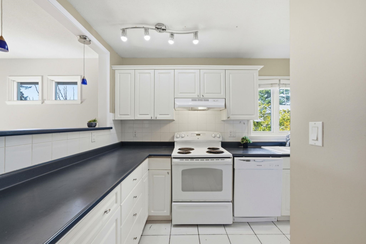 Kitchen Photo of 203 1538 Bowser Avenue, North Vancouver, BC