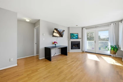 203 1538 Bowser Avenue, North Vancouver, BC
