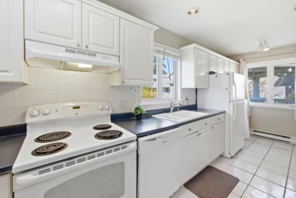 Kitchen Island Photo of 203 1538 Bowser Avenue, North Vancouver, BC