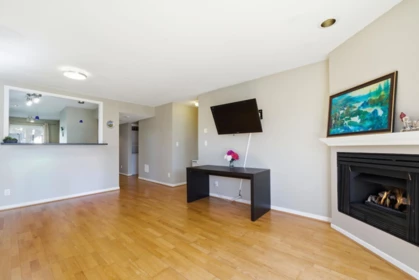 203 1538 Bowser Avenue, North Vancouver, BC