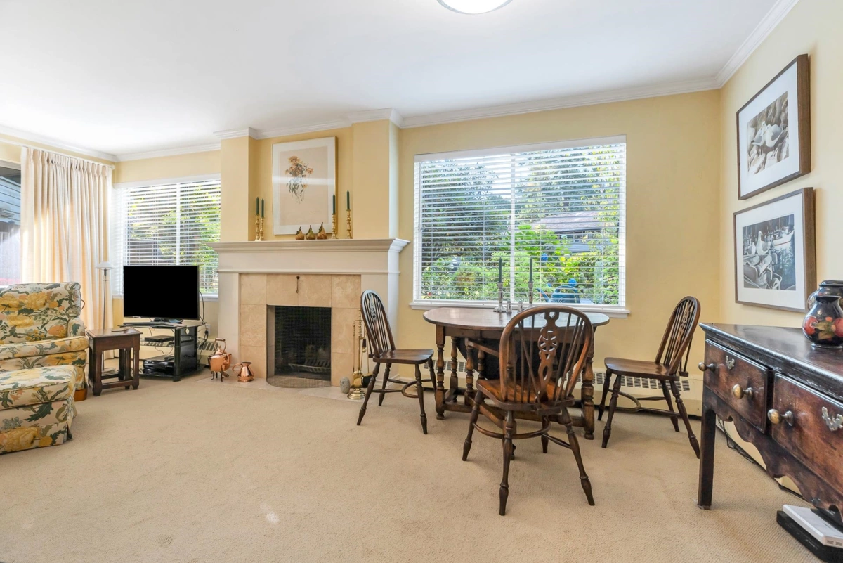 Breakfast Nook Photo of 208 235 Keith Road, West Vancouver, BC