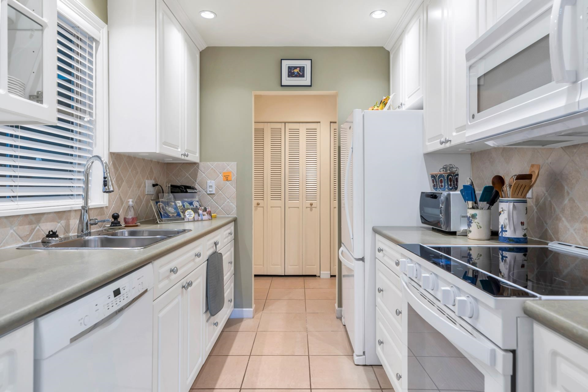 Walk-In Closet Photo of 208 235 Keith Road, West Vancouver, BC