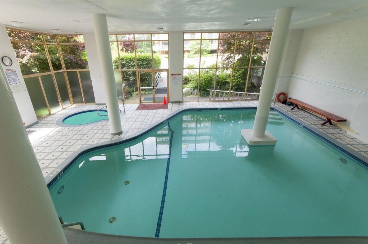 Backyard Photo of 505 1425 Esquimalt Avenue, West Vancouver, BC