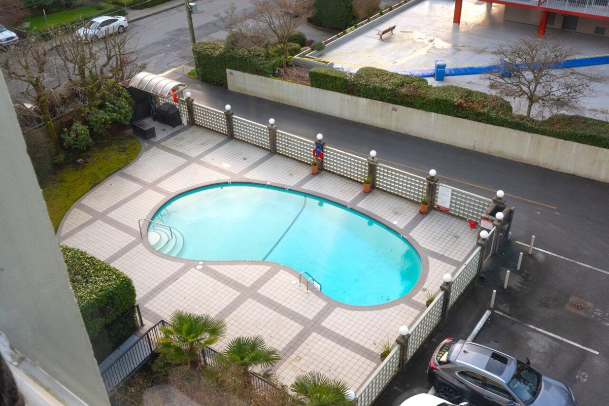 Breakfast Nook Photo of 505 1425 Esquimalt Avenue, West Vancouver, BC