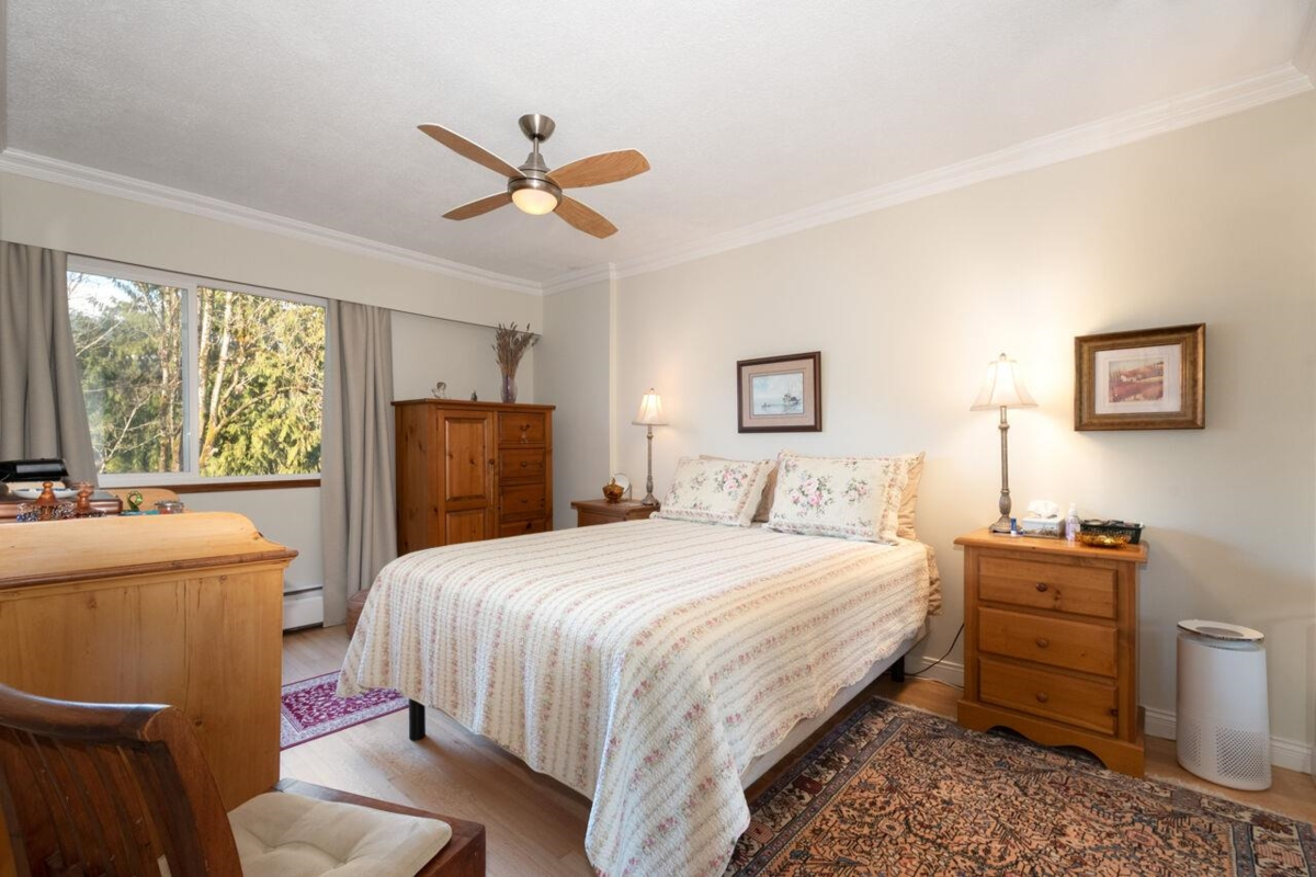 Entry Foyer Photo of 505 1425 Esquimalt Avenue, West Vancouver, BC