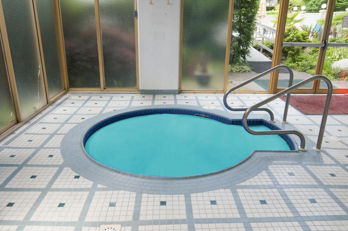 Front Yard Photo of 505 1425 Esquimalt Avenue, West Vancouver, BC