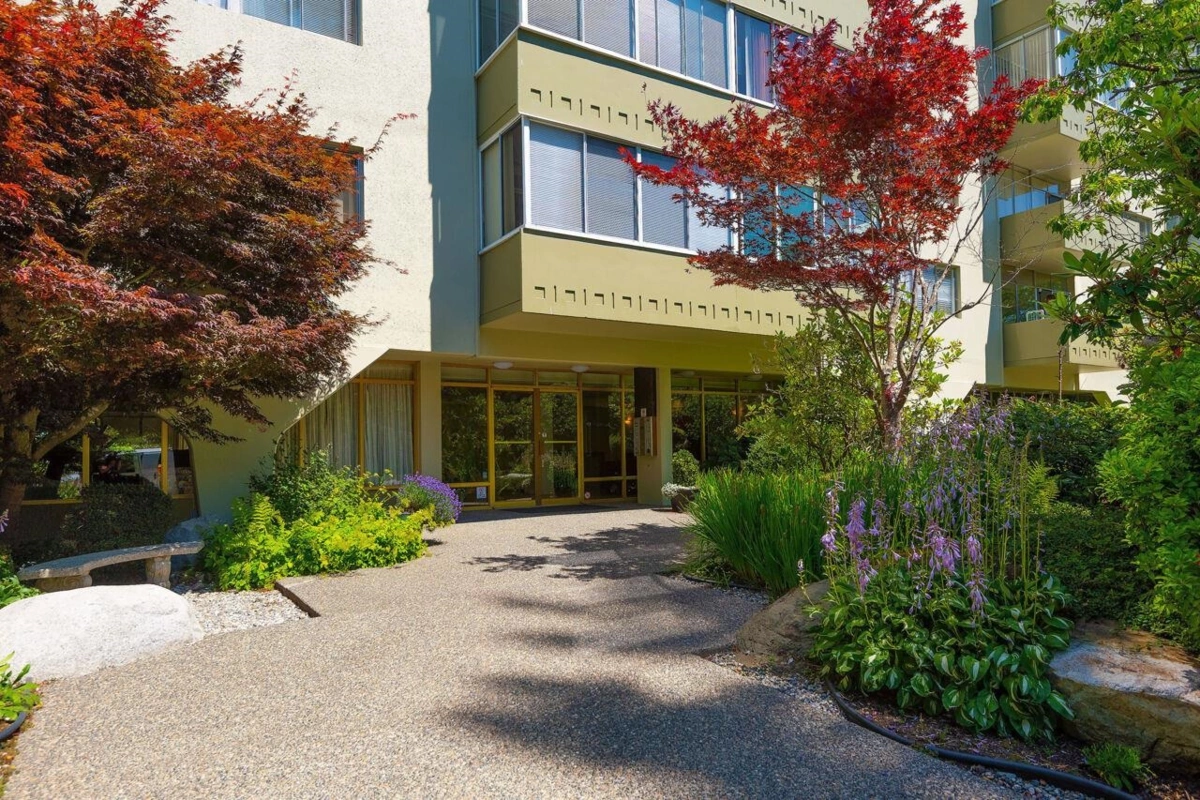 Garage Interior Photo of 505 1425 Esquimalt Avenue, West Vancouver, BC