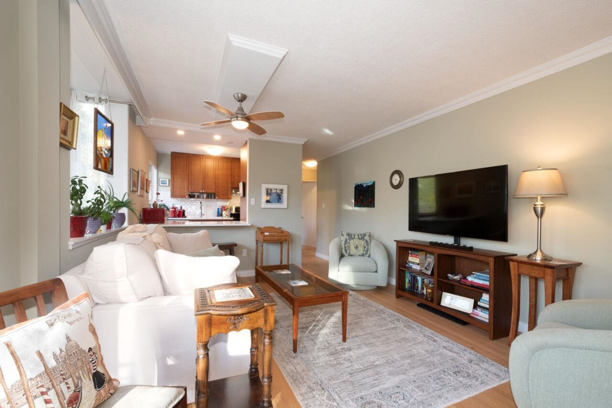 Guest Bathroom Photo of 505 1425 Esquimalt Avenue, West Vancouver, BC