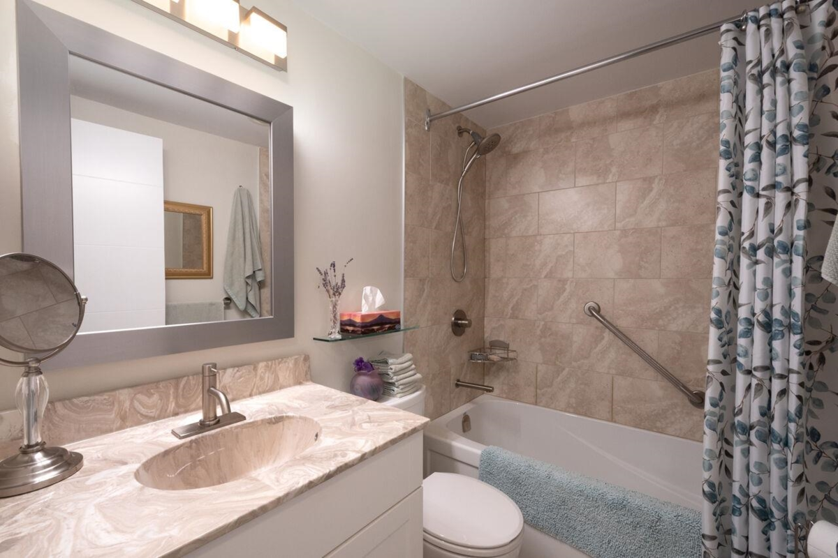 Hallway Photo of 505 1425 Esquimalt Avenue, West Vancouver, BC