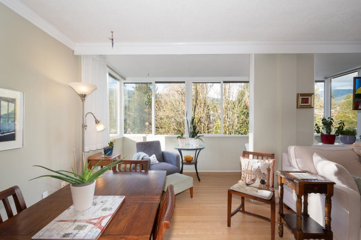 Kitchen Island Photo of 505 1425 Esquimalt Avenue, West Vancouver, BC