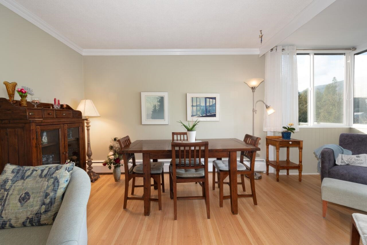 Kitchen Photo of 505 1425 Esquimalt Avenue, West Vancouver, BC
