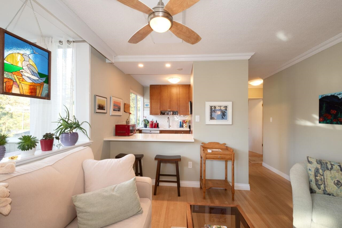 Powder Room Photo of 505 1425 Esquimalt Avenue, West Vancouver, BC