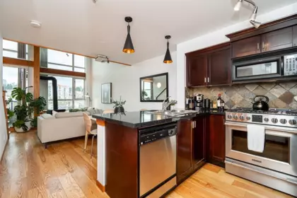 425 10 Renaissance Square, New Westminster, BC, New Westminster — Apartment/Condo for sale