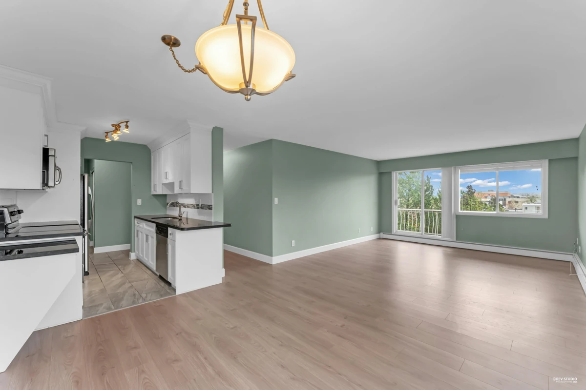 Family Room Photo of 322 17707 57a Avenue, Surrey, BC