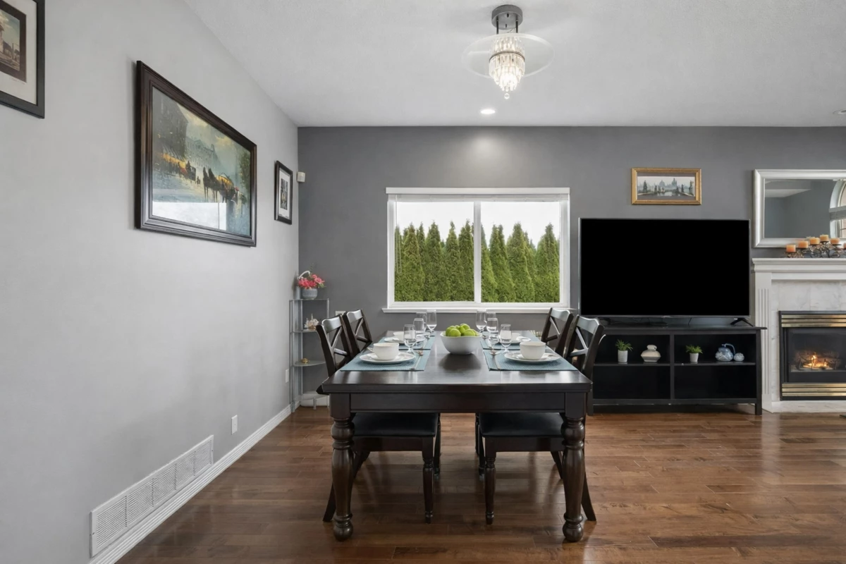 Living Room Photo of 16583 10 Avenue, White Rock, BC