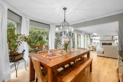 Kitchen Island Photo of 526 Newdale Place, West Vancouver, BC