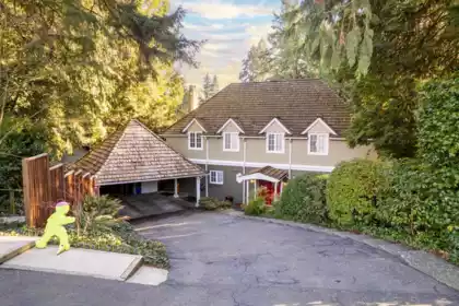 Swimming Pool Photo of 526 Newdale Place, West Vancouver, BC