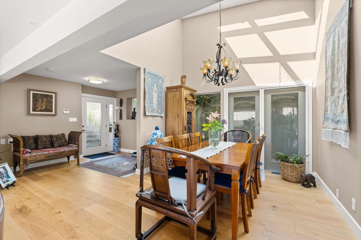 Dining Area Photo of 15535 Royal Avenue, White Rock, BC