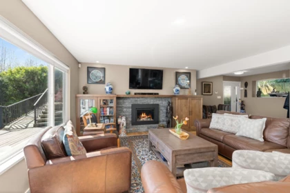 Breakfast Nook Photo of 15535 Royal Avenue, White Rock, BC
