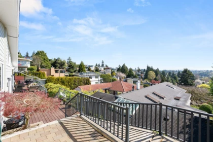 Front Yard Photo of 15535 Royal Avenue, White Rock, BC