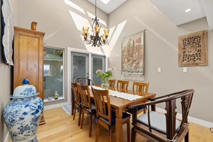 Kitchen Photo of 15535 Royal Avenue, White Rock, BC