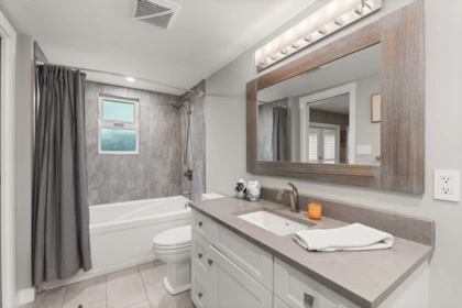 Mudroom Photo of 15535 Royal Avenue, White Rock, BC