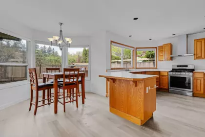 Entry Foyer Photo of 44650 Cumberland Avenue, Chilliwack, BC