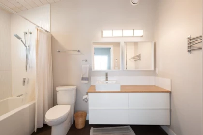 Guest Bathroom Photo of 897 Rivendell Drive, Bowen Island, BC