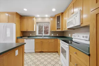 Kitchen Island Photo of 22727 127th Avenue, Maple Ridge, BC