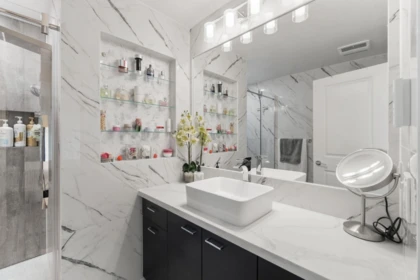 Guest Bathroom Photo of 72 3010 Riverbend Drive, Coquitlam, BC
