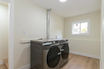 Guest Bathroom Photo of 34630 Immel Street, Abbotsford, BC