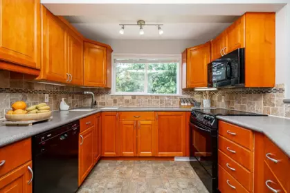Walk-In Closet Photo of 32604 Best Avenue, Mission, BC