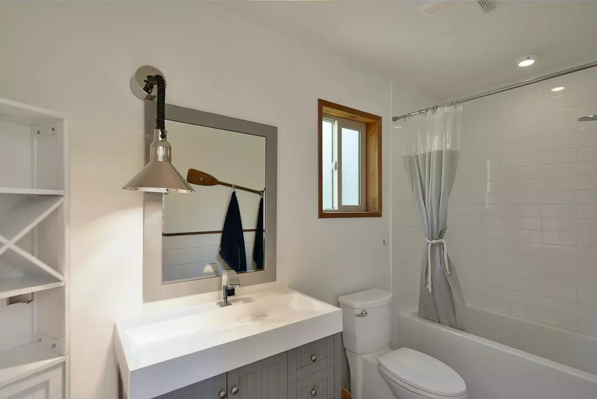 Primary Bathroom Photo of 5794 Trout Lake Road, Halfmoon Bay, BC