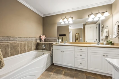 Entry Foyer Photo of 11 35931 Empress Drive, Abbotsford, BC