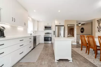 Kitchen Island Photo of 33090 Best Avenue, Mission, BC