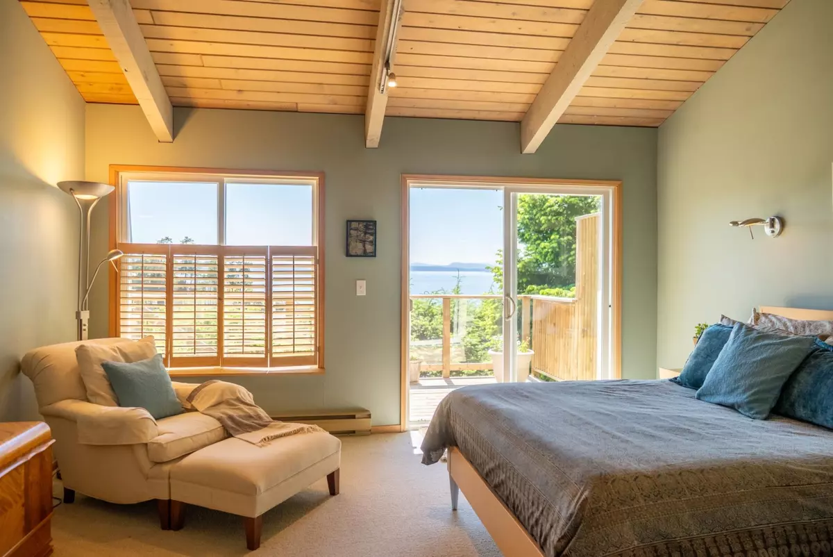 Guest Bathroom Photo of 2659 Schooner Way, Pender Island, BC