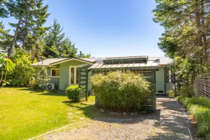 Kitchen Photo of 2659 Schooner Way, Pender Island, BC