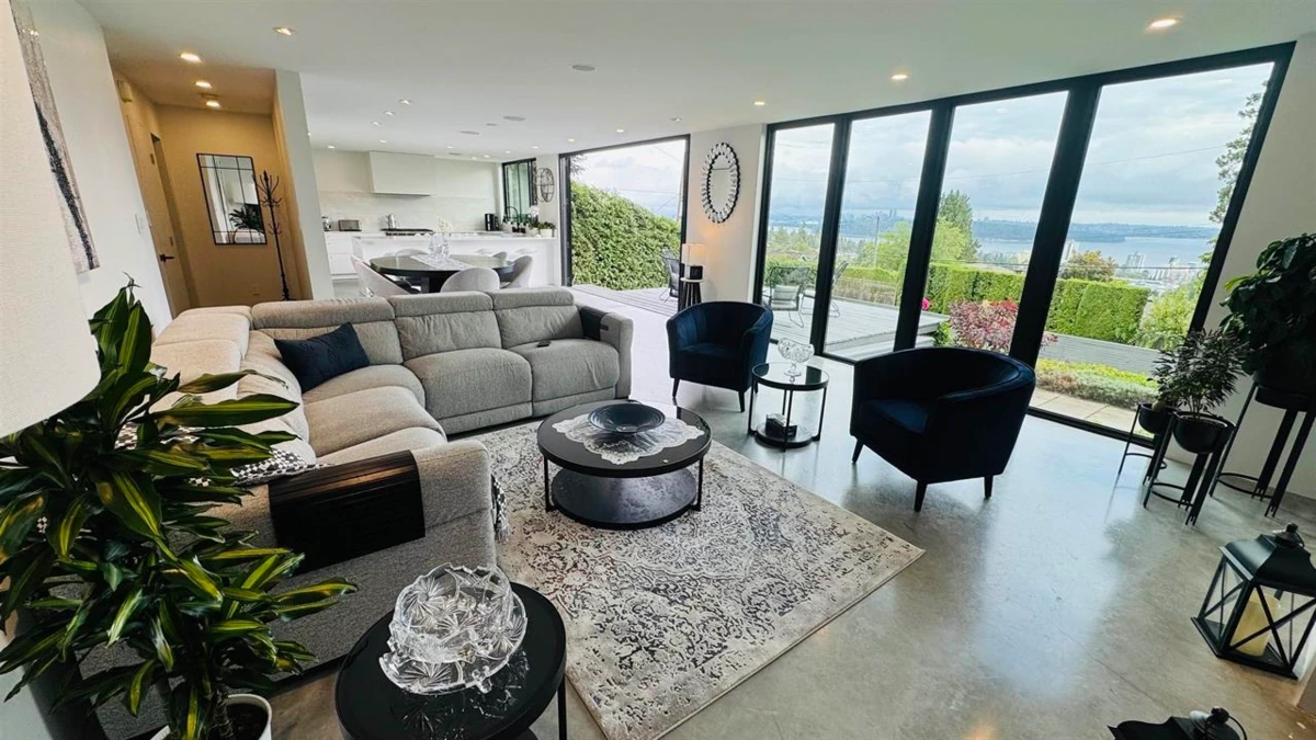Living Room Photo of 2234 Palmerston Avenue, West Vancouver, BC