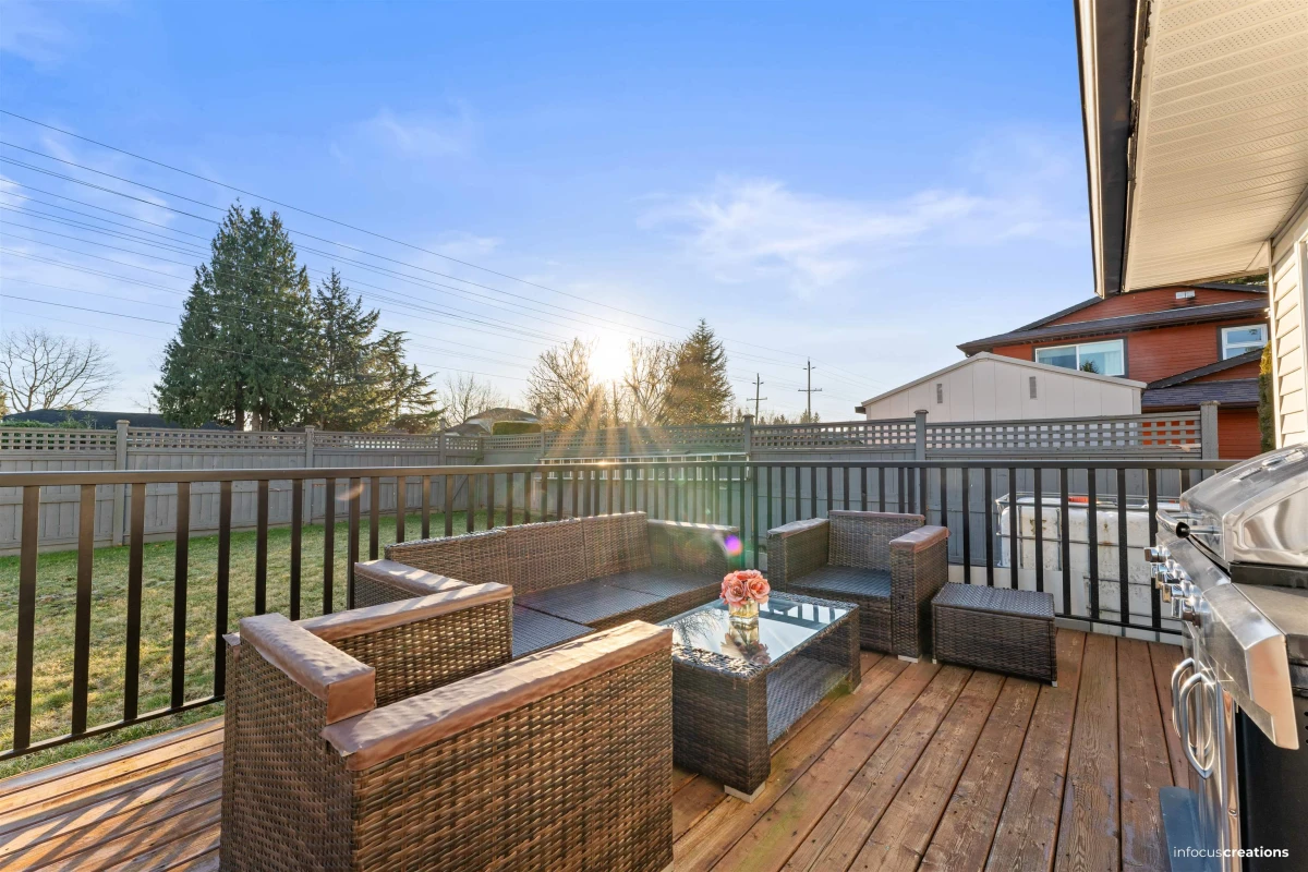 Family Room Photo of 15796 95a Avenue, Surrey, BC
