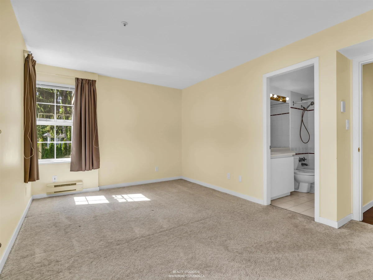 Living Room Photo of 204 876 W 16th Avenue, Vancouver, BC