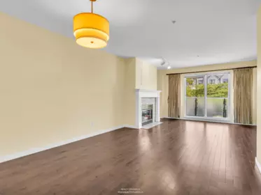 Entry Foyer Photo of 204 876 W 16th Avenue, Vancouver, BC